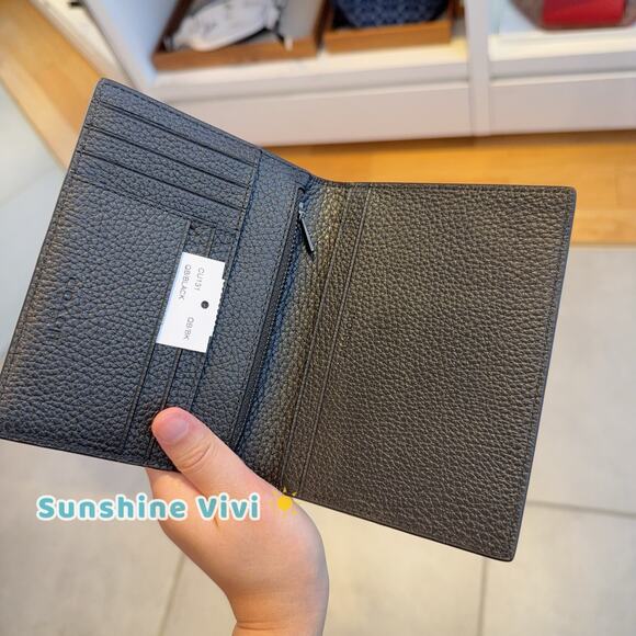 NWT Coach Brand New CU131 Men's Black Pebbled Leather Passport Case - Picture 2 of 6